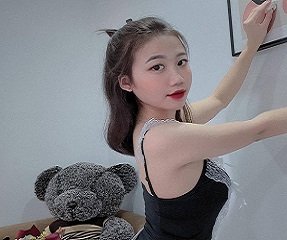 An An cosplay một cô hầu gái hấp dẫn